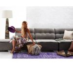 Styl industrialny i sofy z jeansu do industrialnego salonu