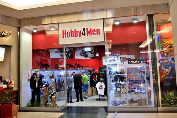 Dwa nowe salony Hobby4Men.com w Warszawie BIZNES, Handel - Na początku maja otwarto w Warszawie dwa nowe salony firmowe sieci Hobby4Men.com. Punkty należącej do grupy KOLTER marki zlokalizowano w Galerii Mokotów i Centrum Handlowym Arkadia. Sieć, która początkowo prowadziła tylko sprzedaż online, jest już obecna w pięciu galeriach.