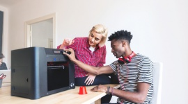 Czy na sprzedaży drukarek 3D da się zarobić? BIZNES, Handel - Rosnąca konkurencja na rynku sprzętu elektronicznego oraz zmieniające się oczekiwania potencjalnego klienta przynoszą coraz to nowe wyzwania sprzedawcom. Aby zachować konkurencyjność powinni poszerzać swoją ofertę handlową o nowe trendy, szczególnie te związane z drukiem 3D.