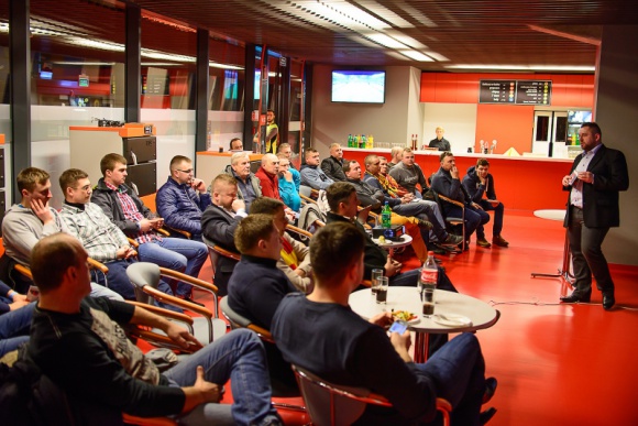 Ciekawość produktu i wspólne emocje. BIZNES, Handel - TIS Group prezentował instalatorom swoje kotły C.O. na stadionie przy Słonecznej.