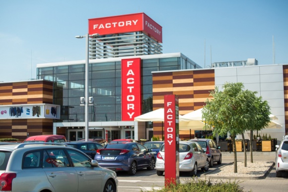 W FACTORY Poznań startują letnie wyprzedaże BIZNES, Handel - Kalendarzowe lato dopiero przed nami, ale wiele sklepów już przygotowuje się do sezonowych wyprzedaży. Na duże obniżki nie trzeba czekać do końca wakacji, bo ubrania i dodatki, które doskonale sprawdzą się na urlopie, można upolować nawet o 80% taniej już teraz w FACTORY Poznań.