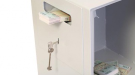 Jak usprawnić obrót gotówki w punkcie handlowo-usługowym? BIZNES, Handel - Nadmiar gotówki w kasie i konieczność przerwania obsługi klientów, żeby zabrać jej część na zaplecze, to scenariusz dobrze znany każdemu kasjerowi i właścicielowi punktu handlowo-usługowego. Tymczasem łatwo można uniknąć takich niedogodności, wyposażając lokal w sejf wrzutowy.