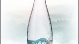 Kropla Délice – nowa woda na restauracyjnych stołach BIZNES, Handel - Z początkiem maja oferta restauracji, kawiarni i hoteli wzbogaciła się o Kroplę Délice. To najnowsza propozycja firmy Coca-Cola w segmencie wód premium. Ta gazowana, naturalna woda mineralna pochodzi z Tylicza, małej miejscowości znajdującej się w Beskidzie Sądeckim.