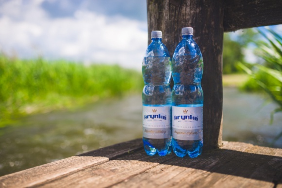 Lekko gazowana Krynka - orzeźwienie w nowym wymiarze BIZNES, Handel - Wraz z początkiem wakacji w ofercie Krynki, podlaskiego producenta wód i napoi, pojawił się zupełnie nowy produkt.