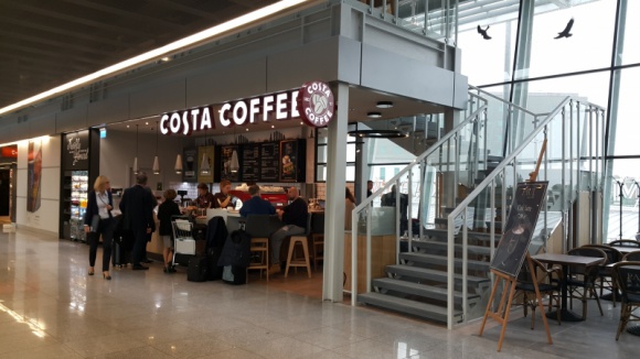 COSTA COFFEE wzmacnia ofertę na Lotnisku Chopina BIZNES, Handel - Największa sieć kawiarni w Polsce i w Europie uruchomiła dwa kolejne lokale na Lotnisku Chopina w Warszawie.