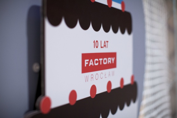 Strzelili w dziesiątkę, czyli innowacyjnie na urodziny Factory Wrocław BIZNES, Handel - Wyjątkowy konkurs z okazji swoich 10 urodzin przygotowało dla klientów Factory Wrocław. Nie było rozdawania tortu, tylko akcja, która zachęciła ponad 15 000 osób do kolejnego zakupowego spotkania w największym outletowym centrum Dolnego Śląska