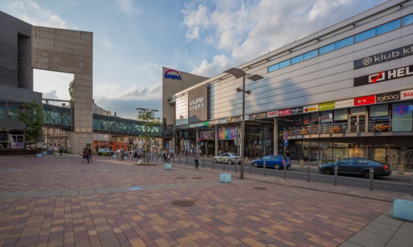 Galeria Sfera ma 15 lat BIZNES, Handel - Przez niemal miesiąc Sfera będzie obchodzić swój kryształowy jubileusz. Z okazji 15 lat przygotowano niespodzianki, które zadowolą nawet najbardziej wymagających gości tego największego centrum handlowego na Podbeskidziu