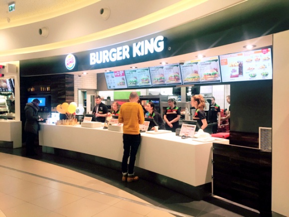 Burger King w Wola Parku BIZNES, Konsument - 27 grudnia w Wola Parku otworzył się Burger King. Jest to 10 lokal w Warszawie. Restauracja znajduje się na II piętrze na food courcie.