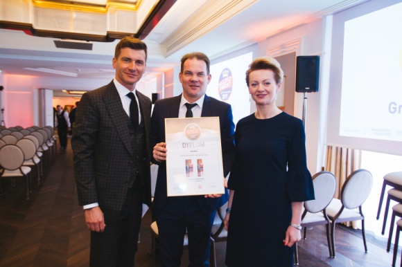 Sokołów po raz kolejny laureatem „NAJLEPSZY PRODUKT 2017 – wybór konsumentów” BIZNES, Konsument - Produkty firmy Sokołów S.A. po raz kolejny zostały nagrodzone w ogólnopolskim badaniu „NAJLEPSZY PRODUKT 2017 – wybór konsumentów”. Tym razem wyroby Sokołowa wyróżniono w dwóch kategoriach: „Kiełbasy” oraz „Kabanosy”.