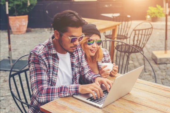 Millennialsi w sieci. Jak dotrzeć do generacji Y ze swoim e-commerce? BIZNES, Handel - Badanie przeprowadzone przez Absolunet wskazuje, że 67 proc. Millennialsów woli kupować online niż w sklepach stacjonarnych. Jak więc do nich dotrzeć i zachęcić do powrotów? Odpowiedzi udziela Ignacy Bochiński, partner w agencji interaktywnej KERRIS.