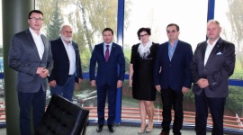 Wyjątkowy Gość w progach firmy SANPLAST SA BIZNES, Konsument - W ostatnim tygodniu w firmie SANPLAST SA gościł Jego Ekscelencja Margulan Baimukhan Ambasador Nadzwyczajny i Pełnomocny Republiki Kazachstanu w Polsce. Była to oficjalna wizyta przedstawiciela tego kraju w progach polskiego producenta wyposażenia łazienek.