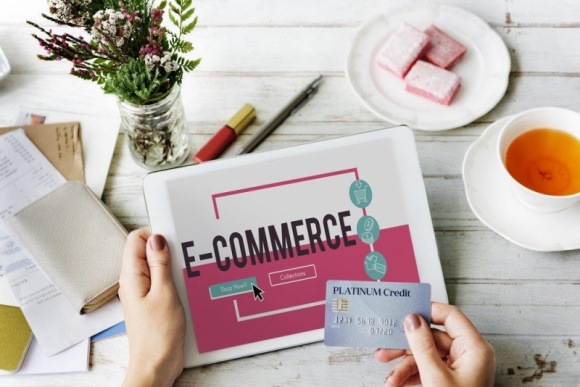 Zakupy online kiedyś i dziś - co się zmieniło? BIZNES, Handel - Choć trudno jednoznacznie wskazać moment, który dał początek dzisiejszej branży e-commerce, nie ulega wątpliwości, że na przestrzeni lat przeszła ona prawdziwą rewolucję.