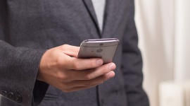 Grudniowy wycisk naszych smartfonów - 4 typowe uszkodzenia smartfona w Święta BIZNES, Konsument - • Zbliża się najtrudniejszy czas dla smartfonów - w okresie świątecznym rośnie ryzyko ich uszkodzenia. • Ponad 75% uszkodzeń takich urządzeń ma charakter mechaniczny, a średni czas życia telefonu to 18 miesięcy