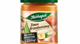Nowy Dżem Brzoskwiniowy od Herbapol BIZNES, Konsument - Marka Herbapol wprowadziła do swojego portfolio dżemów nowy wariant smakowy. Dżem Brzoskwiniowy to doskonałe uzupełnienie oferty marki o kolejny, mocno owocowy smak i zachęcający, słoneczny kolor. Dżem Brzoskwiniowy marki Herbapol nie zawiera gumy guar.