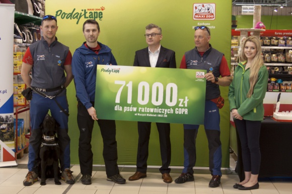 Finał 3. edycji akcji „Podaj Łapę”. W tym roku Maxi Zoo wspiera Fundację GOPR BIZNES, Konsument - 7 kwietnia w Warszawie miało miejsce uroczyste zakończenie 3. edycji akcji charytatywnej „Podaj Łapę”. W tym roku dochód został przekazany na wsparcie czworonożnych ratowników GOPR. Prezes Fundacji GOPR odebrał czek na rekordową kwotę 71 000 zł.