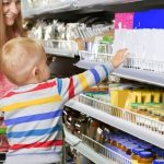 Mama w sklepie: słucha dziecka i lubi sprawdzoną ofertę