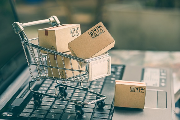 Zakupy spożywcze wciąż bardziej w realu niż w sieci BIZNES, Konsument - Rynek e-commerce w Polsce rozwija się w zawrotnym tempie. Przez internet kupujemy niemal wszystko: ubrania, książki, płyty, buty. Okazuje się jednak, że nie w każdej dziedzinie się to sprawdza. Polacy nadal wolą robić zakupy spożywcze w tzw. realu niż w sieci.