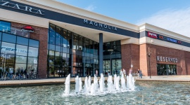 Nowe otwarcia w Magnolia Park BIZNES, Handel - Do grona najemców Magnolia Park dołączyły właśnie dwie marki: Selectshop, jako pierwszy sklep na Dolnym Śląsku, i Salad Story. Pierwsza wzbogaca ofertę sklepów z ubraniami mody ulicznej. Z kolei druga urozmaica strefę restauracyjną.
