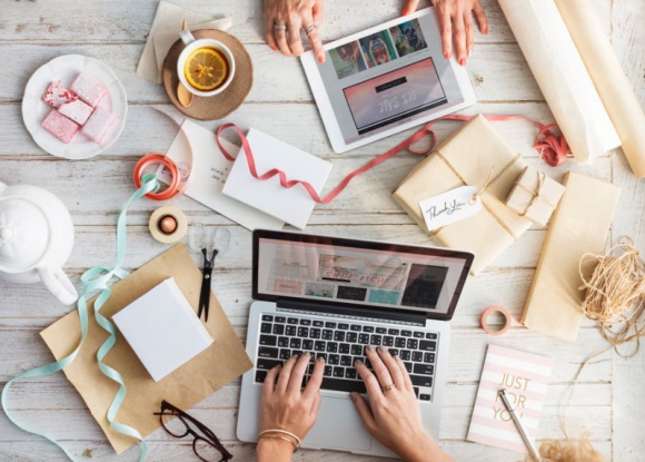 Sezon świąteczny w e-commerce – analiza RTB House BIZNES, Konsument - Za nami Black Friday – jeden z najważniejszych dni w branży e-commerce. Nie jest to jednak koniec ,,boomu” w tym sektorze, przed nami Święta Bożego Narodzenia, czyli największy sezon zakupowy w roku.