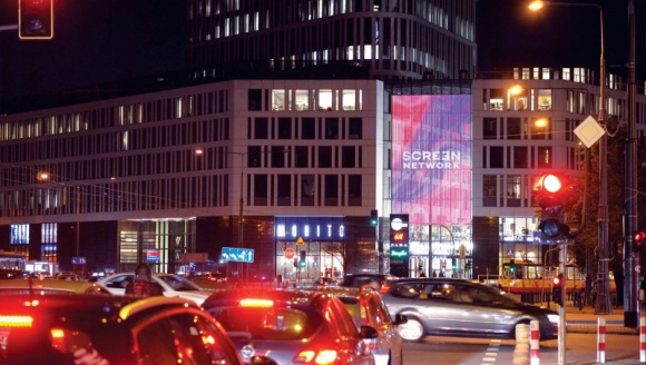 Pierwsza kurtyna ledowa w Polsce działa już w Placu Unii BIZNES, Handel - Pierwsza w Polce, spektakularna kurtyna ledowa Super Screen została uruchomiona w Placu Unii. Monitor ma 165 m2 powierzchni i rozdzielczość aż 10 pixeli.