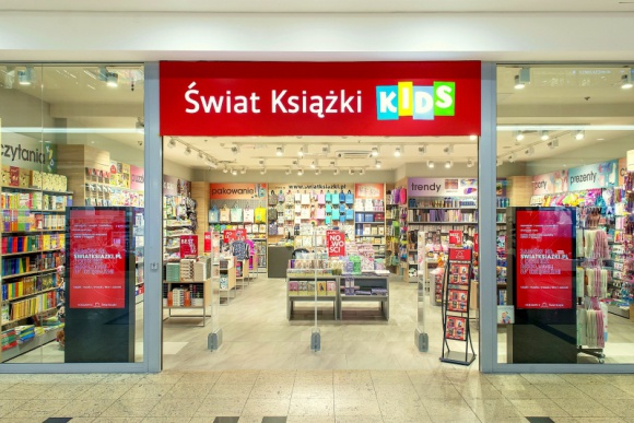 Księgarnie Świat Książki z dwoma salonami w Galerii Krakowskiej BIZNES, Handel - Na mapie Galerii Krakowskiej pojawił się nowy punkt – Świat Książki Kids. To kolejny krok rozwoju marki w największej Galerii w centrum Krakowa – tuż po otwarciu księgarni Świat Książki w nowej lokalizacji.