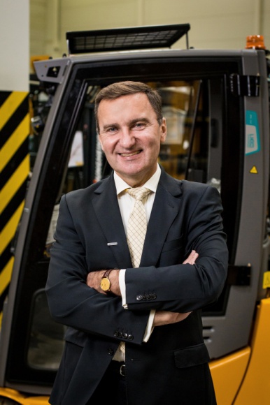 Rozmowa z ekspertami - Rozwój kanałów sprzedaży na przestrzeni 25 lat BIZNES, Handel - Popularyzacja e-commerce uczyniła Polskę ważnym punktem na europejskiej mapie branży logistycznej. Idąc z postępem technologicznym, lider usług intralogistycznych - firma Jungheinrich – wspiera partnerów biznesowych w stawianiu czoła nowym wyzwaniom.
