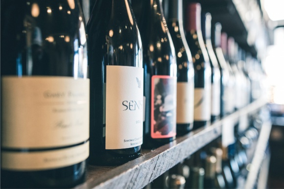 Świąteczne zakupy Polaków – alkohol na prezent, świąteczny stół i na Sylwestra