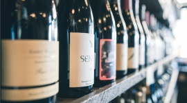 Świąteczne zakupy Polaków - alkohol na prezent, świąteczny stół i na Sylwestra BIZNES, Konsument - Ponad 4 miliardy złotych wydamy na alkohol w okresie świąteczno-prezentowym. 60% z nas podaruje bliskim wino, whisky albo np. brandy. Polacy deklarują największy w Europie wzrost wydatków na święta.