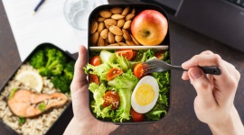 30% Polaków chce wrócić do biura. Jak będzie wyglądała nowa przerwa na lunch? BIZNES, Konsument - Według ankiety przeprowadzonej przez firmę Cateringoo, 30% pracowników biurowych nie może się doczekać powrotu do biura. W odpowiedzi na potrzeby rynku powstaje m.in. Wirtualna Stołówka – platforma do zarządzania procesem zamawiania i dostarczania posiłków do firm.