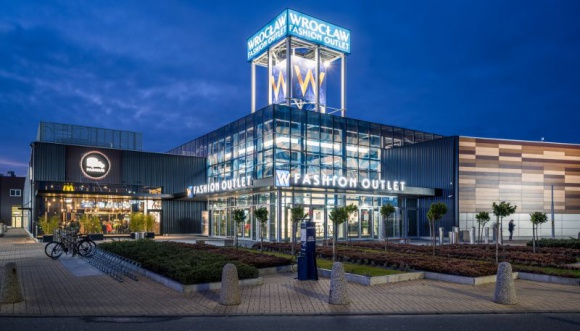 Wrocław Fashion Outlet: mocny start po ponownym otwarciu BIZNES, Handel - – Pierwsza połowa czerwca, wraz ze zniesieniem limitu klientów mogących jednocześnie robić zakupy w centrum, pokazuje, że nowa normalność nie oznacza dla nas spadków, wręcz przeciwnie – dla wielu najemców to czas wzrostów – mówi Aleksandra Perz, dyrektor Wrocław Fashion Outlet
