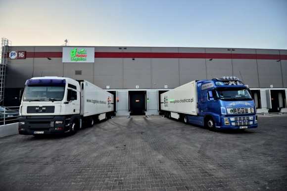 Logistyka zawsze w drodze do solidarnego biznesu BIZNES, Handel - Pandemia koronawirusa pokazała konsumentom, jak ważne są działania branży logistycznej dla komfortu każdego z nas, zaś biznesowi - jak istotna jest solidarność i współpraca w sytuacji kryzysu. Green Factory Logistics podsumowuje akcję „Świat na Zakręcie: Solidarni w Biznesie”.