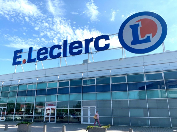 ID Logistics rozpoczyna współpracę z siecią handlową E. Leclerc BIZNES, Handel - ID Logistics wygrywa przetarg na obsługę sieci handlowej E. Leclerc. Operator będzie zarządzać budowanym centrum dystrybucyjnym w Woli Rakowej k/Łodzi. Jego uruchomienie operacyjne i realizacja pierwszych dostaw do sklepów zostały zaplanowane na lipiec 2021 roku.