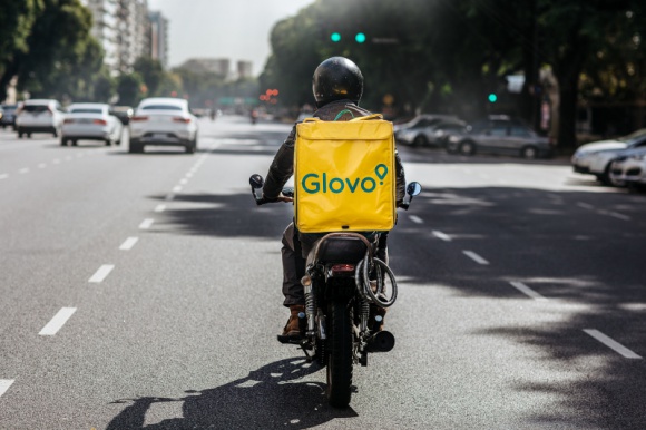 Branża delivery w erze COVID – trendy, które pozostaną na rynku BIZNES, Konsument - Nowe partnerstwa, większy wybór produktów i branż, odważniejsze decyzje zakupowe konsumentów – COVID-19 przyspieszył rozwój branży delivery na niespotykaną skalę. Eksperci Glovo podsumowują doświadczenia polskie i globalne, wskazując zmiany, które zostaną na rynku na dłużej.
