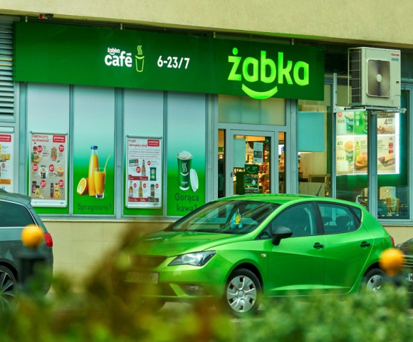 Żabka zakończyła największy remodeling sklepów w Europie BIZNES, Handel - Żabka sfinalizowała największy w Europie remodeling sklepów, w efekcie którego ponad 6500 placówek sieci funkcjonuje już w nowym koncepcie i oznaczonych jest zielonym logo z uśmiechem. Proces modernizacji sklepów rozpoczął się w 2016 roku od 51 zmienionych placówek.