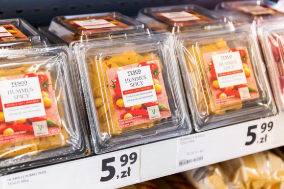 Tesco eliminuje nieprzetwarzalny plastik z opakowań swoich produktów BIZNES, Handel - W lutym 2019 roku Tesco ogłosiło, że usunie ze składów opakowań produktów marki własnej materiały nienadające się do ponownego przetworzenia. Po półtora roku od zapowiedzi, firma pokazuje pierwsze wyniki - ponad 450 ton mniej nieprzetwarzalnego plastiku w swoich opakowaniach.