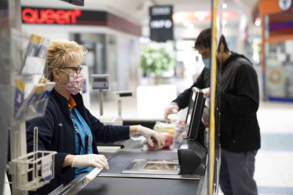 Dodatkowa świąteczna nagroda 500 zł dla pracowników Tesco w związku z pandemią BIZNES, Handel - Tesco przyzna pracownikom sklepów i działów dystrybucji nagrodę w wysokości 500 zł brutto. To specjalne podziękowanie za wkład zespołów w utrzymanie płynności dostaw oraz dbanie o klientów w trudnym czasie pandemii.