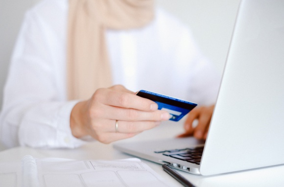 Black Friday 2020: użytkownicy poszli na rekord BIZNES, Handel - Choć ten rok obfitował w zmiany, niezmiennym pozostało jedno - peaki zakupowe, na które czekali konsumenci. Do nich zdecydowanie zaliczał się Black Friday, od lat podejmujący próbę zaproszenia użytkowników do skorzystania z ofert online.