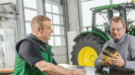 John Deere i Kramp ogłaszają partnerstwo. Celem rozszerzenie oferty części Rolnictwo, BIZNES - Już wkrótce części do maszyn innych marek będą dostępne u dealerów John Deere; Ogłoszone partnerstwo John Deere i Kramp otwiera łatwiejszy dostęp do ponad 350 000 części.