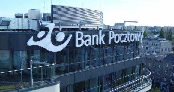 Bankowość, BIZNES - Bank Pocztowy podpisał umowę o współpracy z Izbą Gospodarki Elektronicznej. Dzięki dostępowi do partnerów e-Izby i bliższym kontaktom z ekspertami e-commerce Bank będzie lepiej rozwijać swoje usługi cyfrowe i dopasowywać je do potrzeb rynku., Bank Pocztowy przystępuje do Izby Gospodarki Elektronicznej Bankowość, BIZNES - Bank Pocztowy podpisał umowę o współpracy z Izbą Gospodarki Elektronicznej. Dzięki dostępowi do partnerów e-Izby i bliższym kontaktom z ekspertami e-commerce Bank będzie lepiej rozwijać swoje usługi cyfrowe i dopasowywać je do potrzeb rynku.