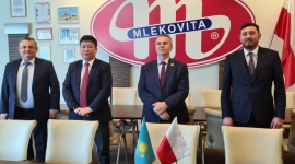 MLEKOVITA umacnia stosunki gospodarcze z Kazachstanem Przemysł spożywczy, BIZNES - Podczas spotkania w centrali Grupy MLEKOVITA w obecności Radcy Ambasady Kazachstanu w Polsce podpisano Memorandum o Porozumieniu pomiędzy MLEKOVITĄ a kazachską Spółką Krajową, dotyczące inwestycji w Kazachstanie na rzecz organizacji produkcji mleka i produktów mleczarskich.