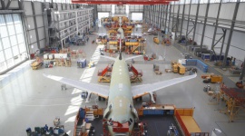 CEVA Logistics wygrywa kontrakt na obsługę logistyczną fabryki Airbusa Transport, BIZNES - CEVA Logistics, wiodący globalny operator logistyczny, rozszerza współpracę z fabryką Airbusa w Niemczech. Podpisując nowy kontrakt z Airbusem, CEVA poszerza jego obsługę o zarządzanie dostawami komponentów na produkcję w zakładzie montażowym samolotów w Hamburgu.
