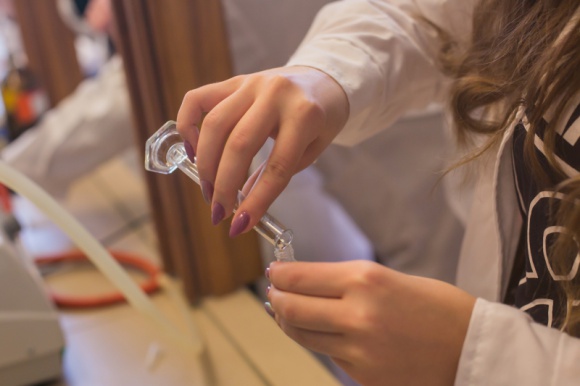 Warsztaty SmartUP Academy – urozmaicenie wiosennej nauki Edukacja, BIZNES - Edukacja online, podobnie jak nauka w szkołach, może mieć wymiar zarówno teoretyczny, jak i praktyczny. Przykładem, jak skutecznie zaktywizować uczniów na odległość i umożliwić im samodzielne praktykowanie nauk ścisłych i przyrodniczych jest cykl warsztatów SmartUP Academy.