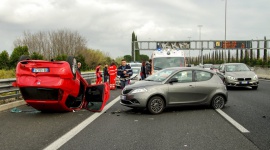 Mniej rannych na drogach, ale trudniej im się leczyć? Motoryzacja, BIZNES - Pandemia poprawiła bezpieczeństwo na drogach, ale nie ułatwia poszkodowanym leczenia. Czy powrót do zdrowia można przyspieszyć prywatnym ubezpieczeniem?