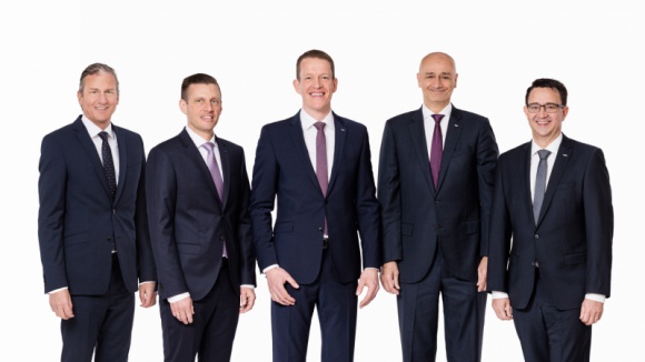 Transport, BIZNES - 1 stycznia Burkhard Eling przejął stery w DACHSER obejmując funkcję CEO. Zapoczątkował tym samym zmianę pokoleniową w Zarządzie firmy. W pierwszych dniach urzędowania mówi o silnym zespole i nadchodzących wyzwaniach., Zachować to, co dobre i zwiększyć sprawność działania Transport, BIZNES - 1 stycznia Burkhard Eling przejął stery w DACHSER obejmując funkcję CEO. Zapoczątkował tym samym zmianę pokoleniową w Zarządzie firmy. W pierwszych dniach urzędowania mówi o silnym zespole i nadchodzących wyzwaniach.