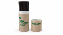 Starbucks rozpoczyna testy nad słomkami z kawowych fusów Handel, BIZNES - Starbucks Polska nawiązuje współpracę z polskim startupem EcoBean i rozpoczyna prace nad stworzeniem słomek wykonanych ze zużytych fusów kawowych pochodzących z kawiarni. Początkowo fusy będą przekazywane w ramach testu przez 22 kawiarnie na terenie Warszawy.