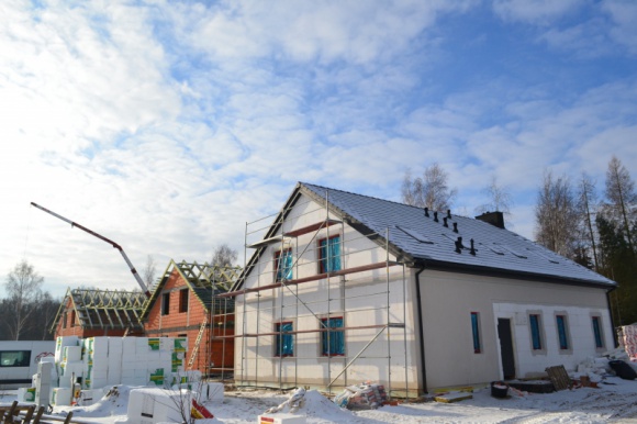 Nieruchomości, BIZNES - Tegoroczna zima z pewnością nie należała do łagodnych tak, jak poprzednie. Czy takie okoliczności wpłynęły na realizację inwestycji budowlanych w Poznaniu i okolicach? Zaglądamy na place budów, by sprawdzić postępy prac. O szczegółach informują wielkopolscy deweloperzy., Budowy w zimowej aurze i z postępami prac Nieruchomości, BIZNES - Tegoroczna zima z pewnością nie należała do łagodnych tak, jak poprzednie. Czy takie okoliczności wpłynęły na realizację inwestycji budowlanych w Poznaniu i okolicach? Zaglądamy na place budów, by sprawdzić postępy prac. O szczegółach informują wielkopolscy deweloperzy.