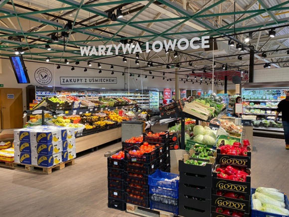 Muszkieterowie z 3. sklepem w koncepcie Power. Remodeling Intermarché w Śremie Handel, BIZNES - Intermarché w Śremie to już trzeci sklep Muszkieterów, który działa w ramach nowoczesnego konceptu Power. Dzięki wdrożonym modyfikacjom klienci zyskali dostęp do poszerzonego asortymentu produktów, zmienił się także układ supermarketu oraz oprawa wizualna.