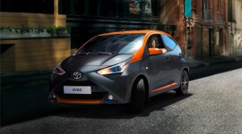 Te modele Toyoty możesz kupić w wersjach specjalnych Motoryzacja, BIZNES - W ostatnich latach Toyota kładzie szczególny nacisk na odważną stylistykę, podkreśloną mocnymi liniami i przetłoczeniami.
